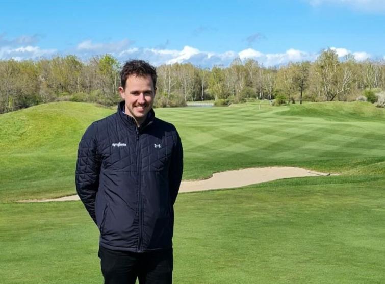baptiste traineau sur un green de golf