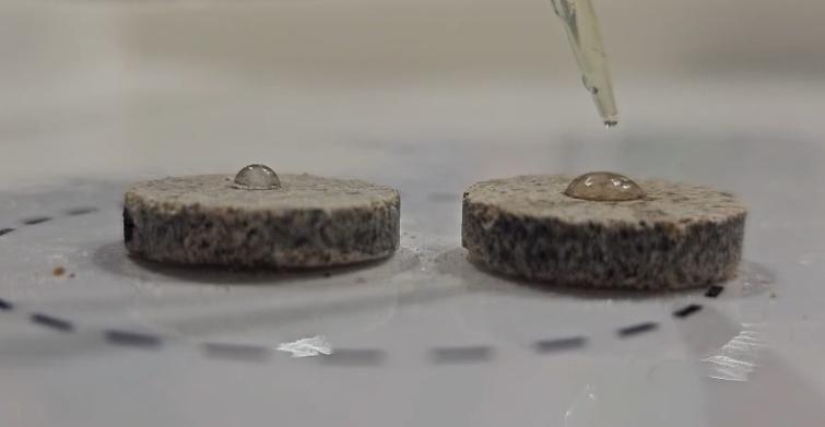 Deux disques en terre, goutte tombant d’une pipette