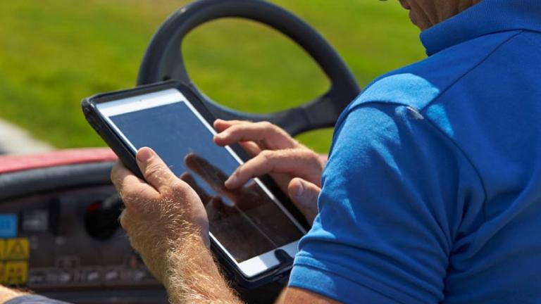 greenkeeper utilisant une tablette tactile