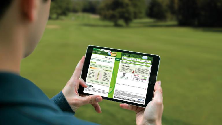 Homme tenant une tablette qui affiche la fiche technique de l'Aquicine Duo