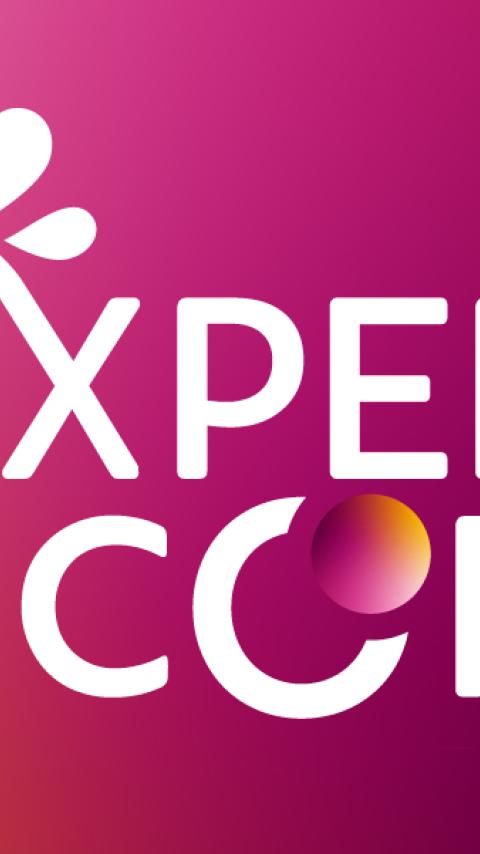 Bannière rose avec logo Expert SCOPE 2025 et motif floral à gauche