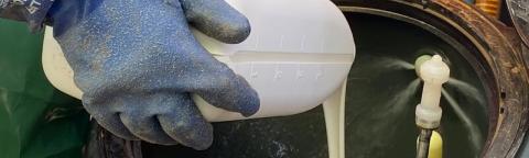solution versée dans une cuve